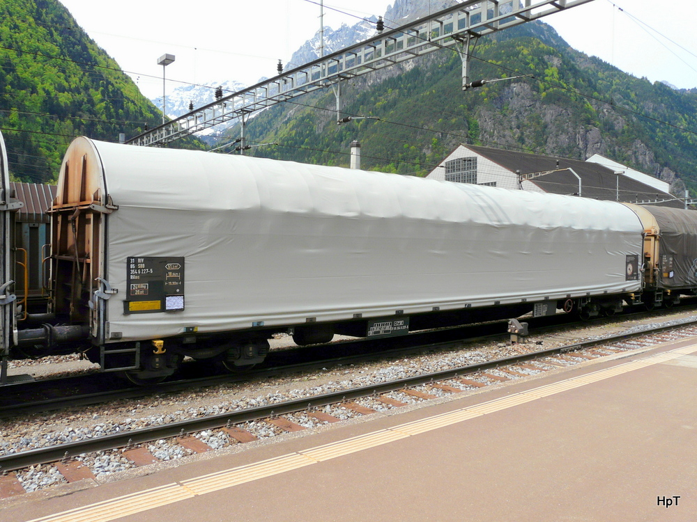 SBB - Ein Gterwagen mal ohne Graffiti  Rilns 31 85 354 6 227-5 in Erstfeld am 08.05.2012