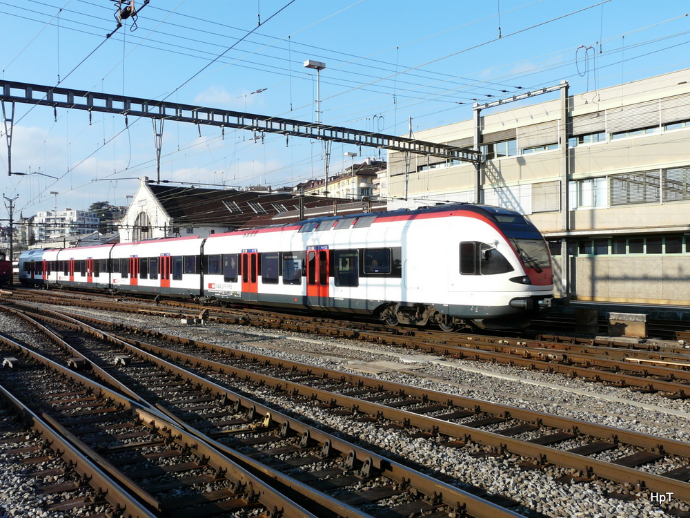 SBB - Ein Triebzug des Typs RABe 523 beo der einfahrt in den Bahnhof Lausanne am 22.01.2011