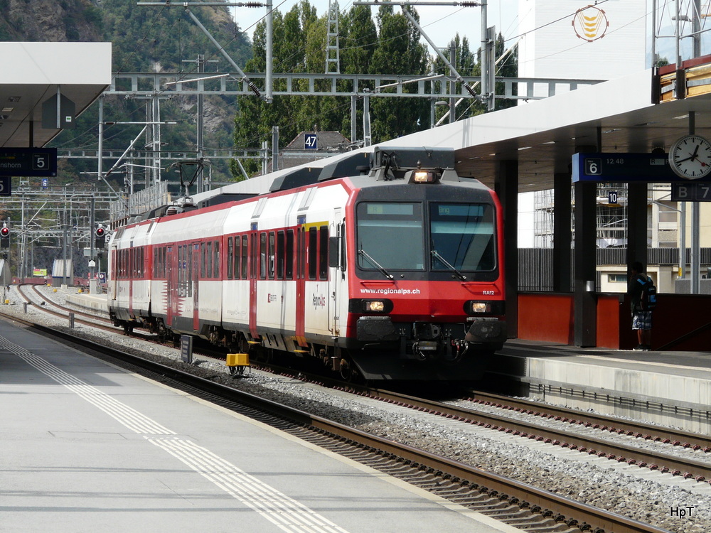 SBB - Einfahnrender Regio mit dem Steuerwagen ABt 50 85 39-43 948-1 im Bahnhof Visp am 03.09.2012