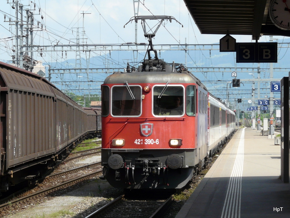 SBB -  Einfahrendem EC mit Lok Re 4/4 421 390-6 im Bahnhof von St.Margrethen am 24.05.2011