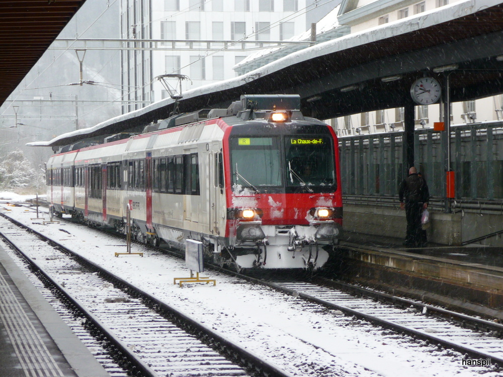 SBB - Einfahrender Domino Pendel aus den Jura bei der einfahrt im Bahnhof Biel am 02.12.2012