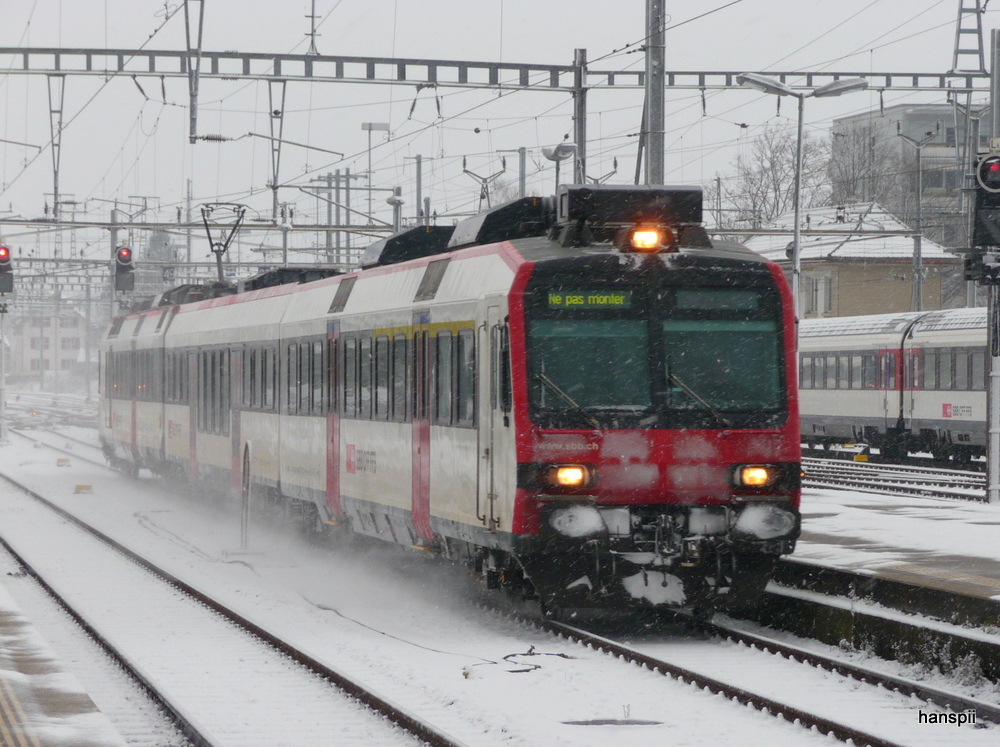 SBB - Einfahrender Domino Pendel bei der einfahrt im Bahnhof Biel am 02.12.2012