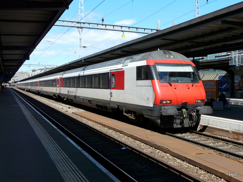 SBB - Einfahrender IR im Bahnhof Genf mit dem Steuerwagen Bt 50 85 28-94 965-6 am 15.05.2011