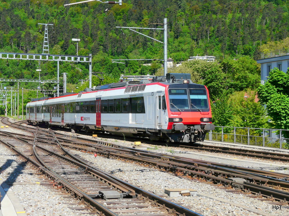 SBB - Einfahrender Regio aus dem Jura mit dem Triebwagen RBDe 4/4 560 269-3 an der Spitze bei der einfahrt im Bahnhof Biel am 18.05.2013