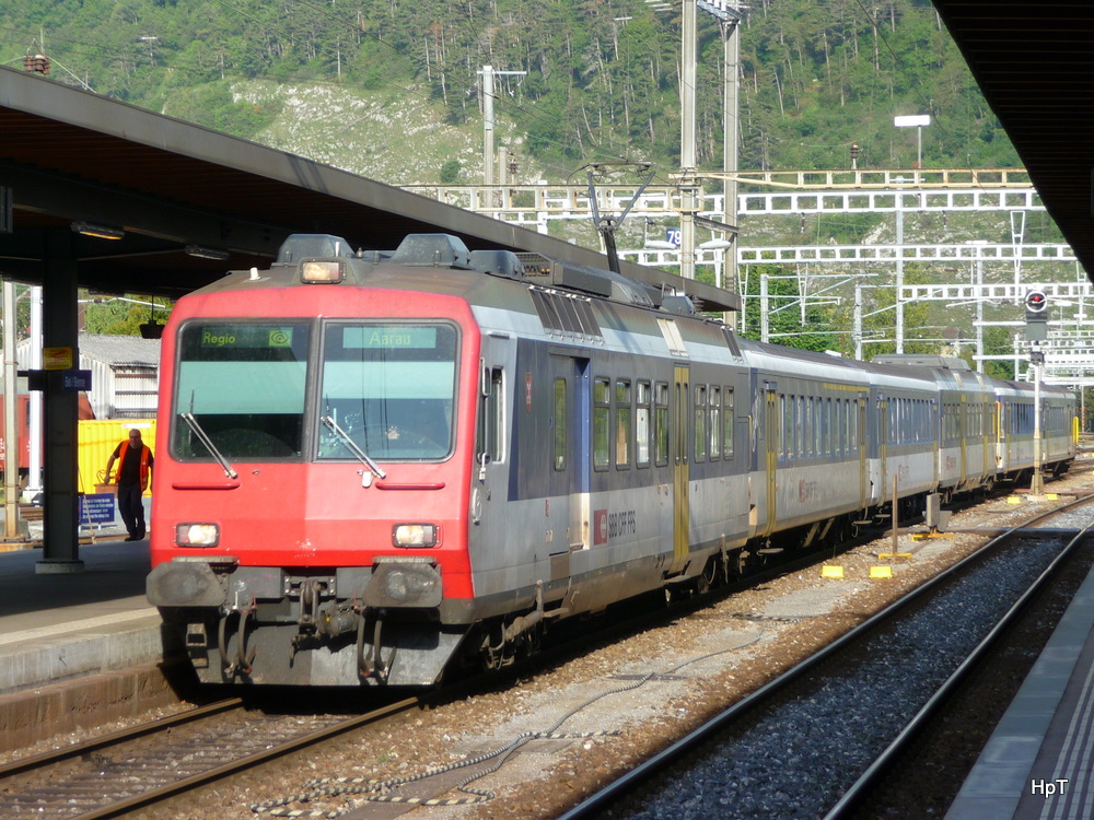 SBB - Einfahrender Regio mit dem Triebwagen RBDe 4/4 560 005-1 im Bahnhof Biel am 09.09.2010