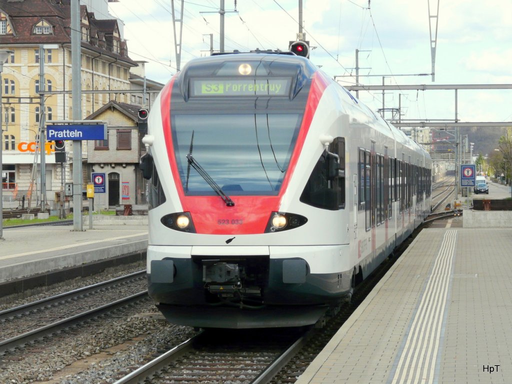 SBB - Einfahrender Regio nach Porrentruy von Olten mit dem Treibzug RABe 523 033-0 im Bahnhof Prattelen am 02.04.2010
