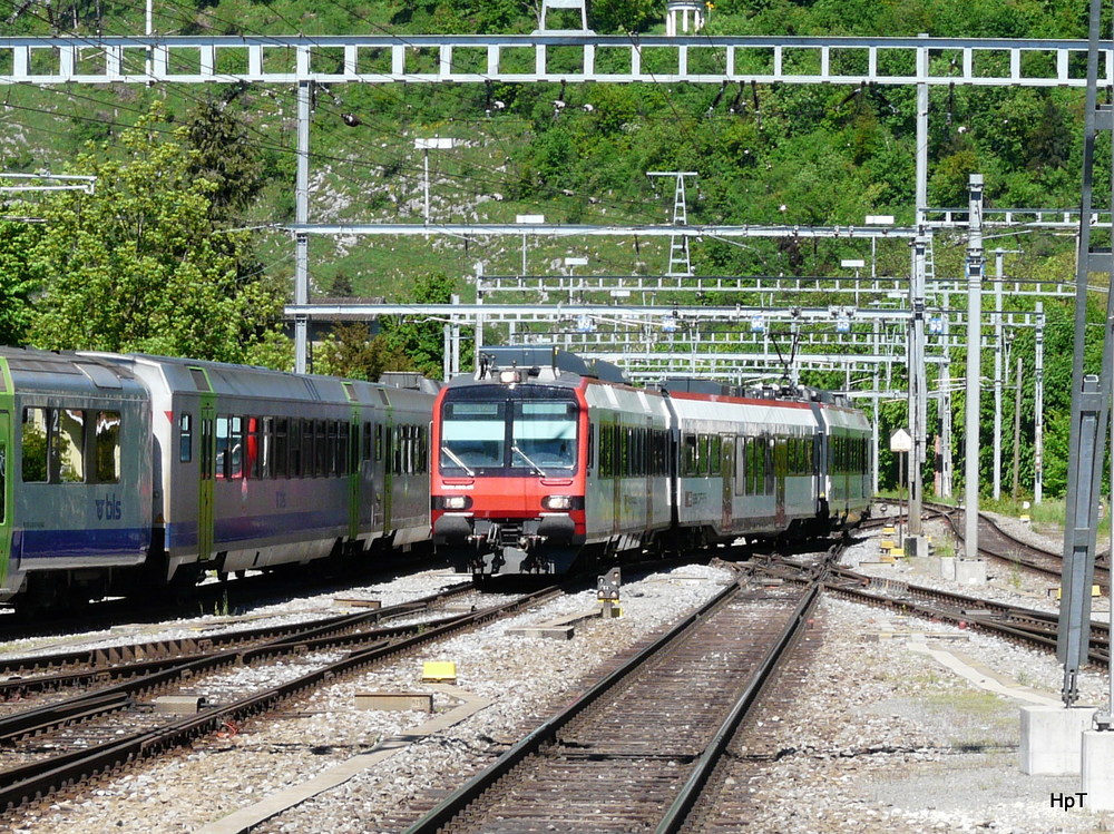 SBB - Einfahrender Regio von Neuchatel mit dem Steuerwagen ABt 50 85 39-43 890-5 an der Spitze bei der einfahrt im Bahnhof Biel am 18.05.2013