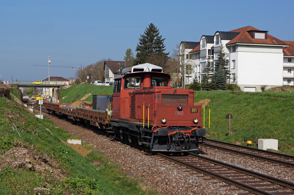 SBB: Em 3/3 18822 (1959) in untergeordneten Diensten. Am 24. April 2013 bemhte sich die ehemalige Diesel-Rangierlok um einen Bauzug bei Beringen. Whrend dem Doppelspurausbau und der Elektrifizierung der Hochrheinbahn im Klettgau wird der Nummer 18822 die Arbeit nicht so schnell ausgehen. Zu beachten sind die bereits betonierten Fundamente fr die Montage der Fahrleitungsmasten.
Foto: Walter Ruetsch