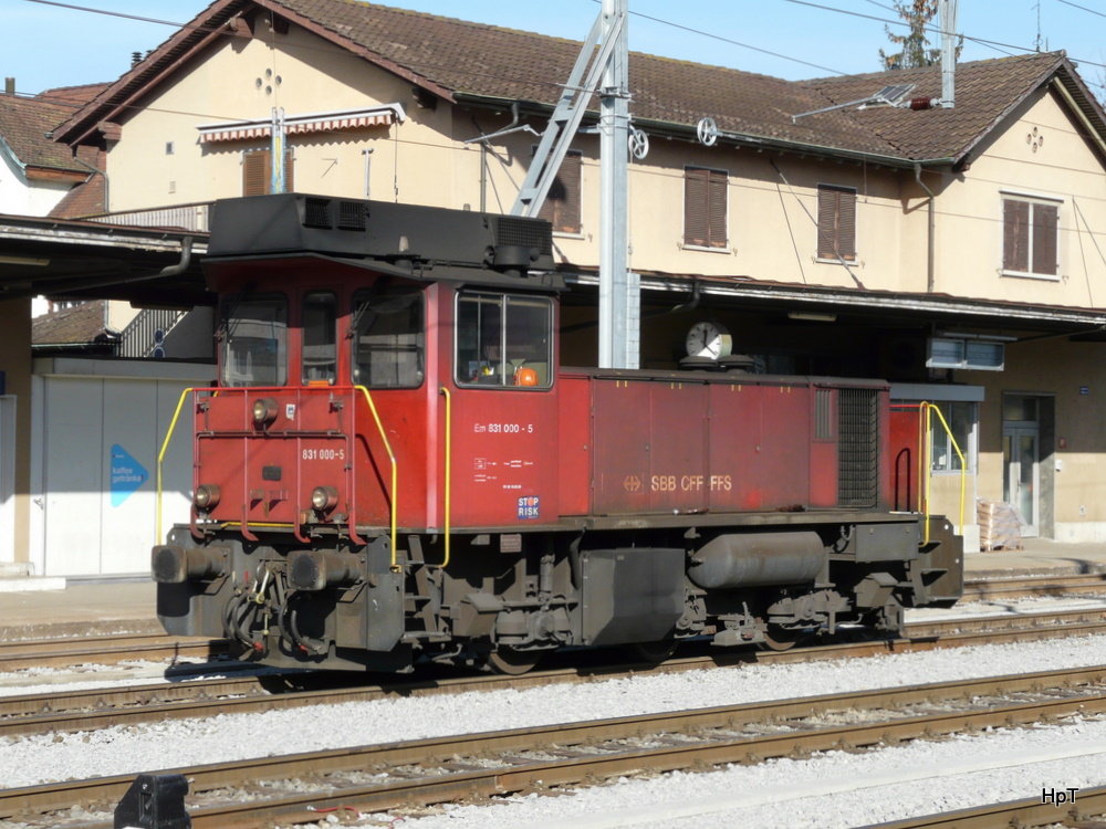 SBB - Em 3/3 831 000-5 im Bahnhof Suhr am 05.02.2011