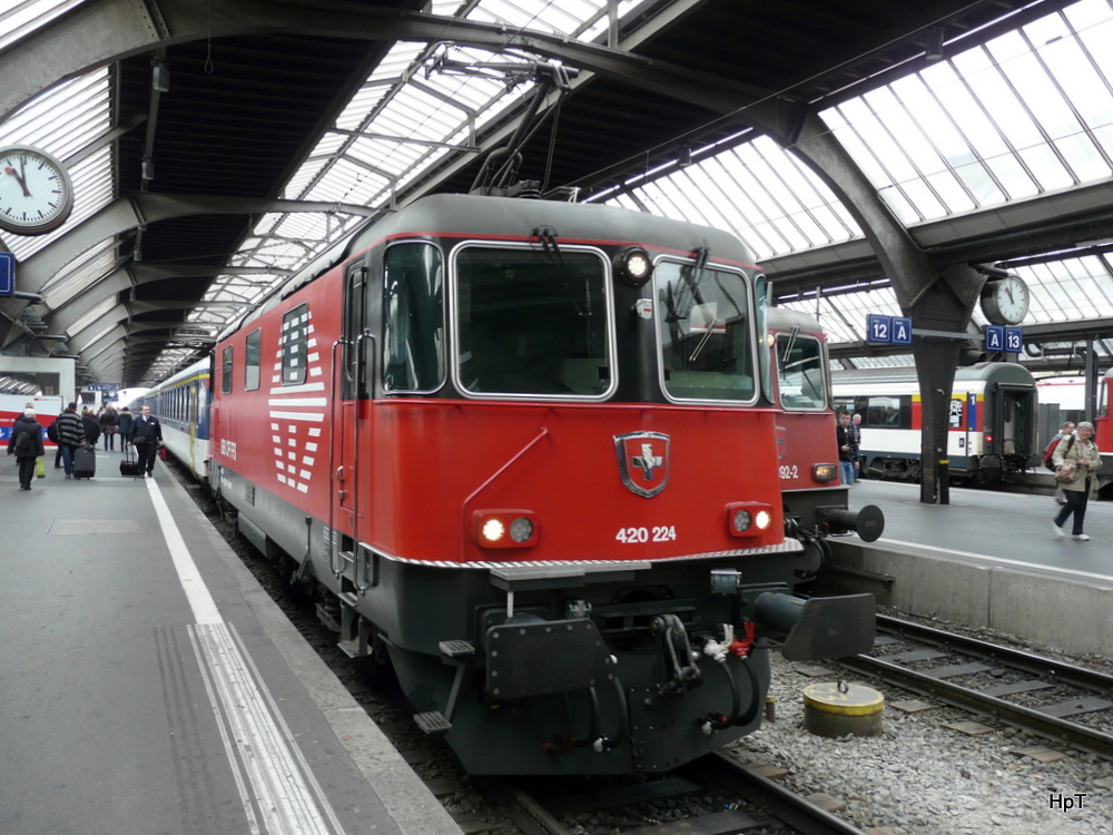 SBB - Ersatzzug mit Zugslok 420 224-8 in HB Zrich am 27.04.2013