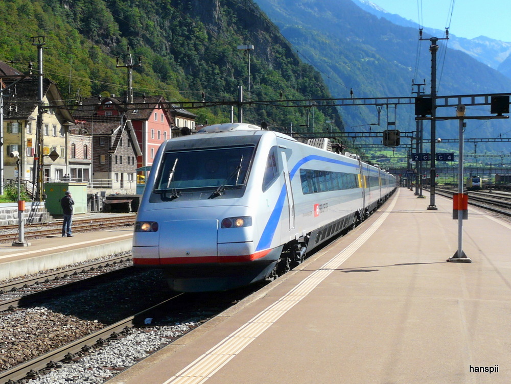 SBB - ETR 470 002-0 bei der durchfahrt im Bahnhof Erstfeld am 20.09.2012