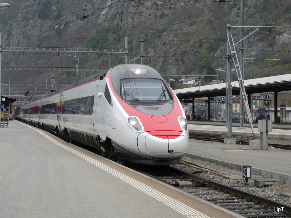 SBB - ETR 610 110-4 bei der ausfahrt aus dem Bahnhof Brig am 08.04.2012
