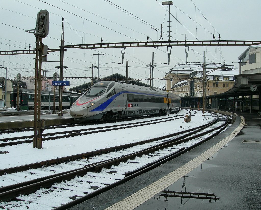 SBB ETR 610 als EC 39 nach Milano bei der Ausfahrt in Lausanne. 
18. Dezember 2009.
EXIF-Daten: NIKON E7900, Aufnahmezeit: 2009:12:18 17:03:47, Belichtungsdauer: 0.005 s (469263/100000000) (1/213), Blende: f/4.8, ISO: 50, Brennweite: 7.80 (78/10)