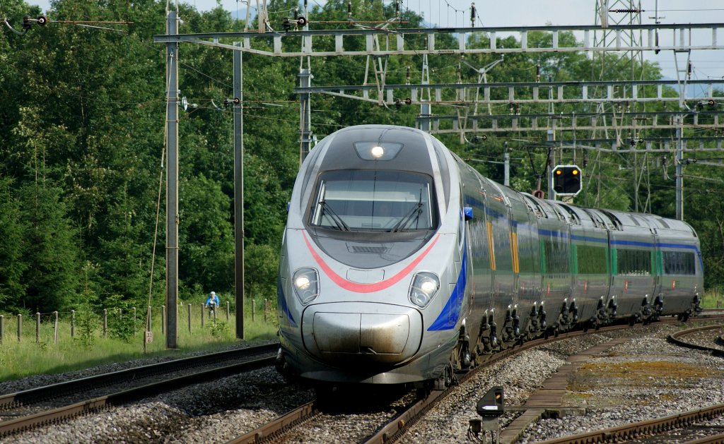 SBB ETR 610 als EC 37 von Genf nach Venedig bei der Durchfahrt in Roche.
(14.06.2010) 