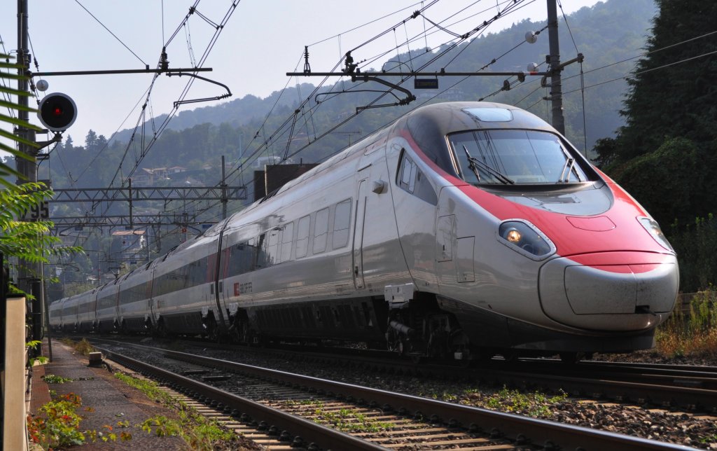 SBB ETR 610 als EC von Milano Centrale nach Genf bei der Einfahrt in Stresa