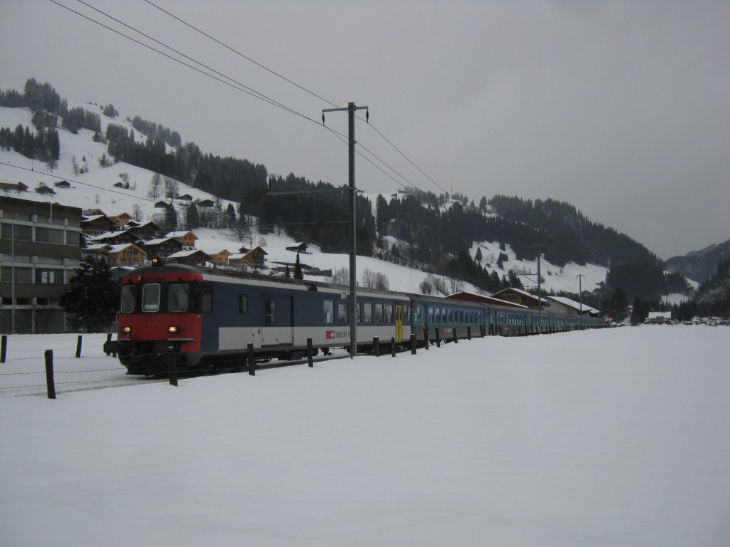 SBB-Extrazug Juskila 2012: 10-teiliger SBB EWII Pendel, BDt EWII, 2 B EWII (NL), 2 A EWII (NL), 5 B EWII (NL) und die Re 4/4 II 11229 (mit LED-Lichtern). Im Bild ist der Zug bei der Hinfahrt Bern-Spiez-Zweisimmen als Leermaterialzug. Anschliessend fhrt er mit zahlreichen Fahrgsten zurck nach Bern. Auf dieser BLS-Linie kommen planmssig keine SBB-P Zge zum Einsatz. Bild bei Einfahrt in Zweisimmen, 08.01.2012.