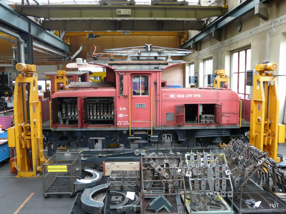 SBB - Fahrzeugausstellung in der SBB Werksttte Biel/Bienne mit der Rangierlok Ee 3/3  16410 anlsslich der 150 Jahre Feier des Jurabogens am 26.09.2010
