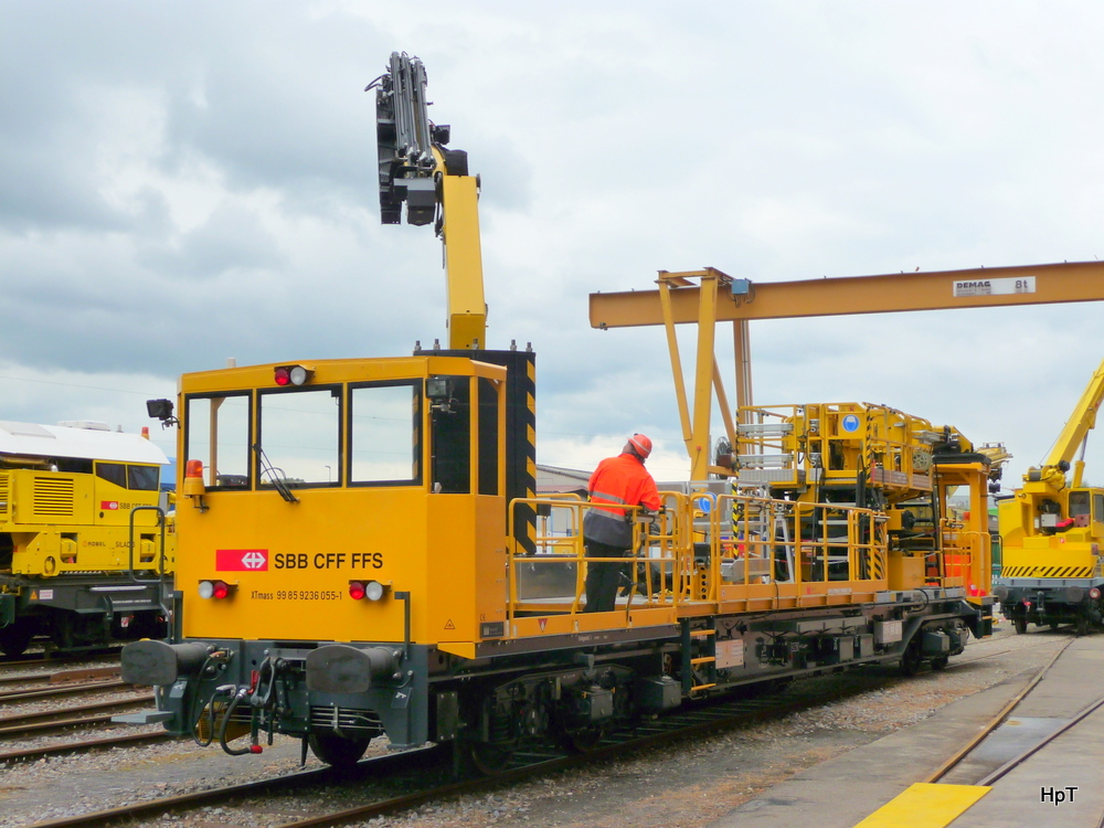 SBB - Fahrzeugausstellung im SBB Werksttteareal Biel/Bienne mit dem Dienstwagen XTmaas 99 85 92 36 055-1 anlsslich der 150 Jahre Feier des Jurabogens am 26.09.2010

