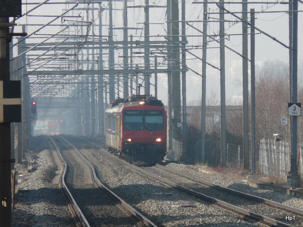 SBB - Gegenlichtaufname vom NPZ unterwegs als RE von Biel nach Delle mit dem Triebwagen RBDe 4/4 560 115-8 bei Pieterlen am 29.01.2011