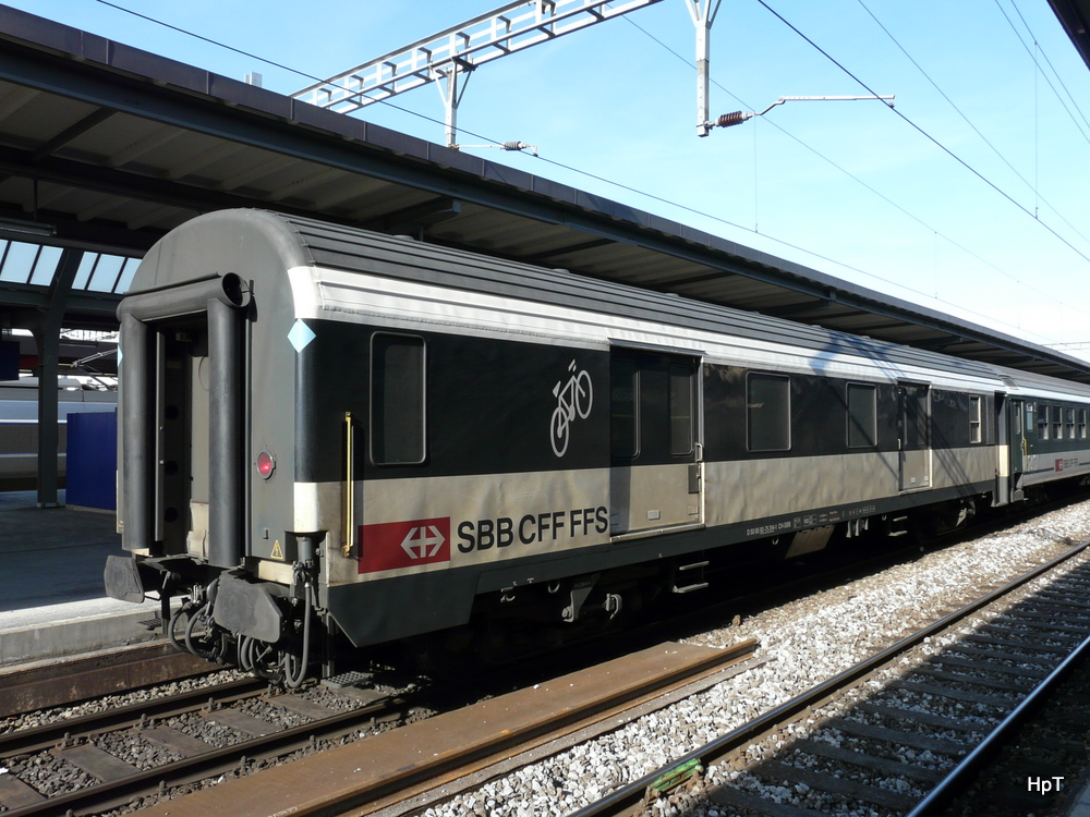 SBB - Gepck / Fahrradwagen  D 50 85 92-75 314-4 im Bahnhof Genf am 18.02.2012