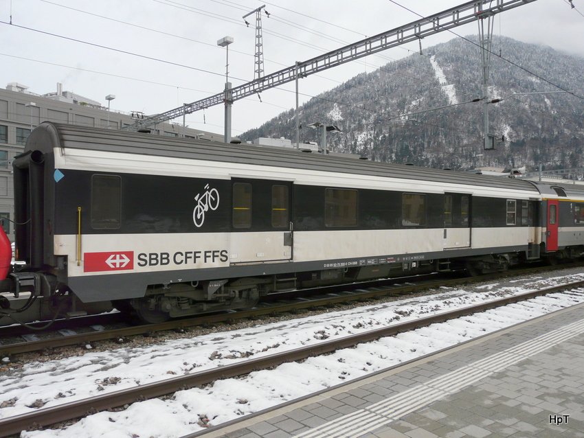 SBB - Gepckwagen D 50 85 92-75 300-0 im Bahnhof Chur am 04.12.2009