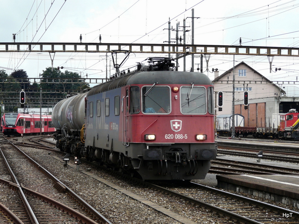 SBB - Gterlok 620 088-5 mit 2 Gterwagen im Bahnhof Langenthal am 30.08.2012