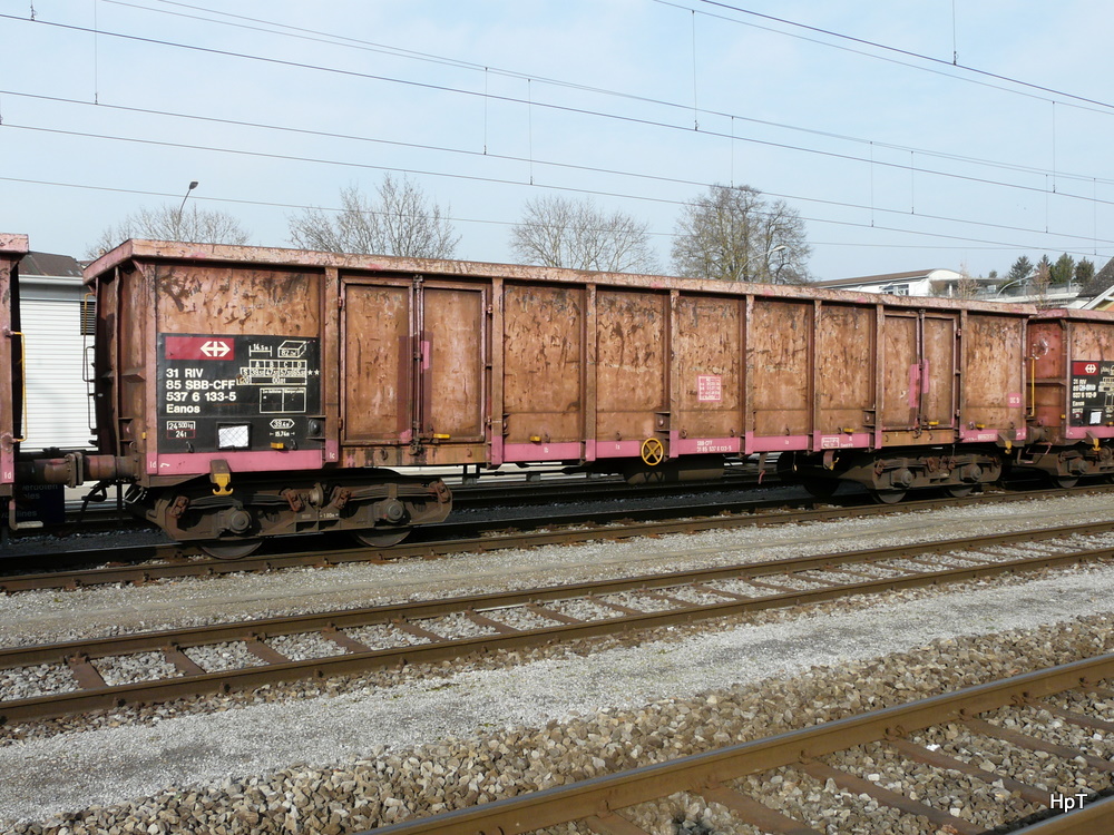 SBB - Gterwagen des Typ Eanos  31 85 537 6 133-5 in Aarberg am 29.01.2011 .. Stadtpunkt des Fotorgafen auserhalb der Geleise auf einem Feldweg