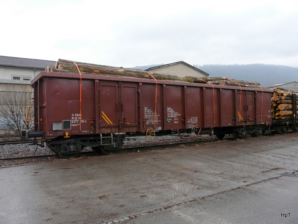 SBB - Gterwagen vom Typ Eanos 31 85 537 7 210-0 beladen mit Holz in Biel-Mett am 15.02.2011