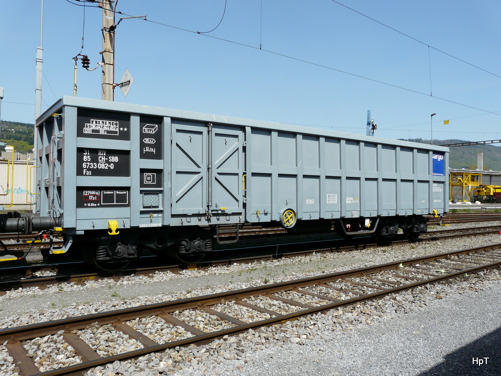 SBB - Gterwagen vom Typ Fas 31 85 673 3 082-0 im Gterbahnhof von Biel am 10.04.2011