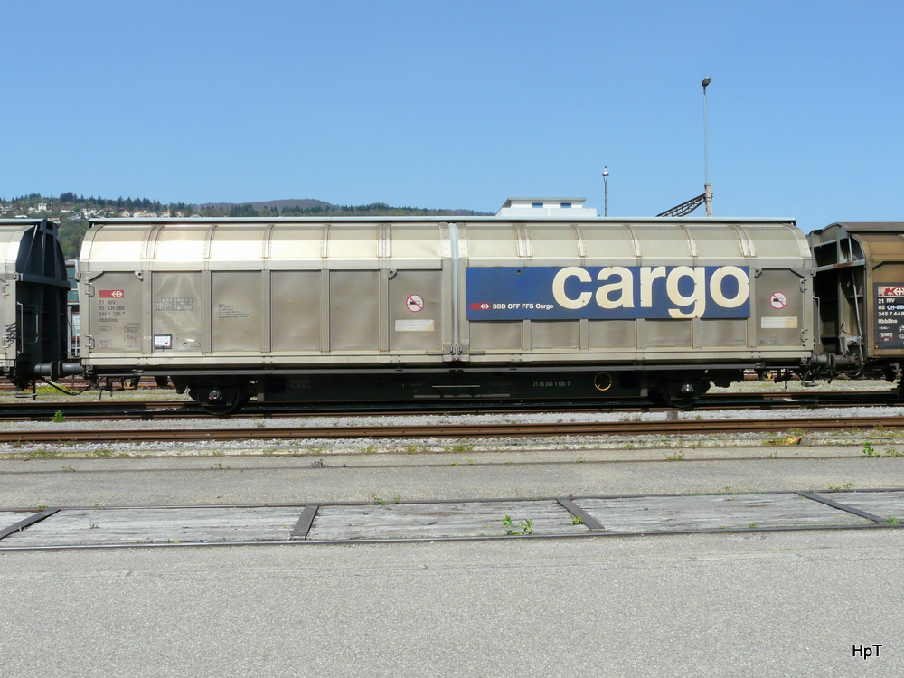 SBB - Gterwagen vom Typ Hbbillnss  21 85 246 1 120-7 im Gterbahnhof von biel am 10.04.2011