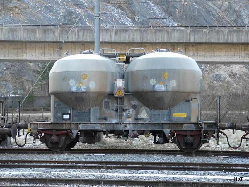 SBB - Gterwagen Typ Ucs 21 85 910 5 099-0 mit Blumendeko abgestellt im Bahnhofsareal Reuchenette-Pery am 03.01.2010