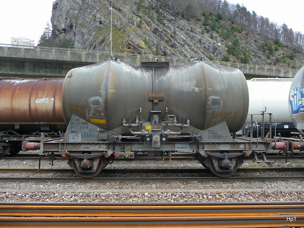 SBB - Gterwagen  Ucs  21 85 912 2 212-8 in Reuchenette-Pry am 21.04.2012 .. Standpunkt des Fotografen auserhalb der Geleisanlagen ..