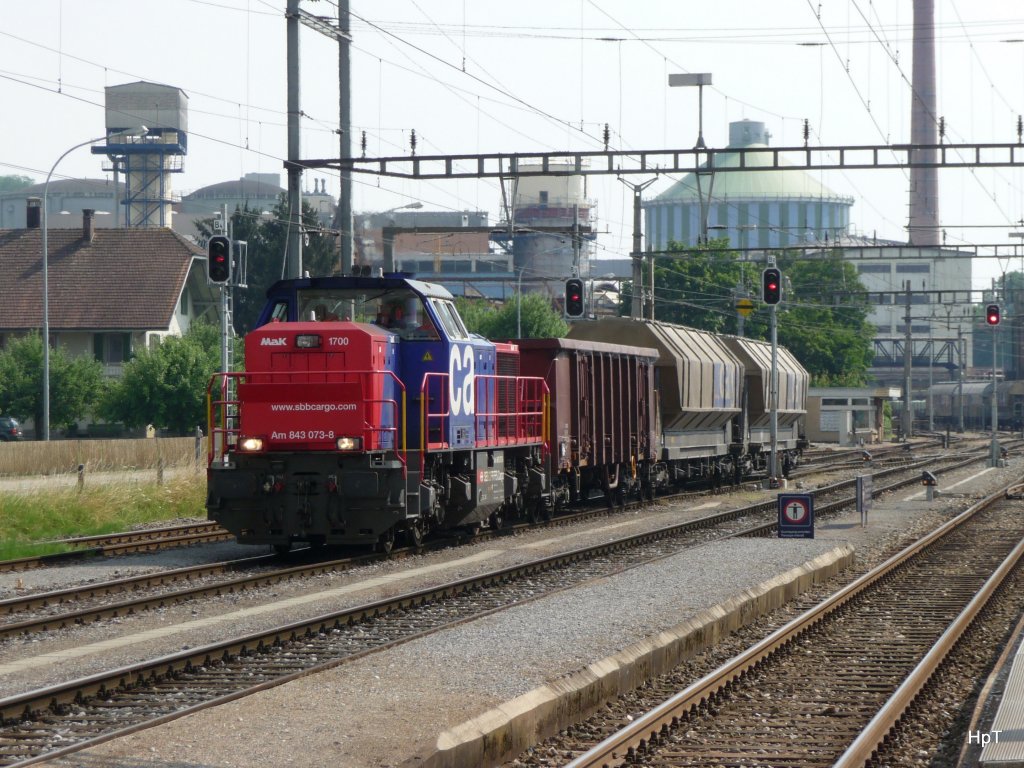 SBB - Gterzug mit der Am 843 073-8 in Aarberg am 30.06.2010