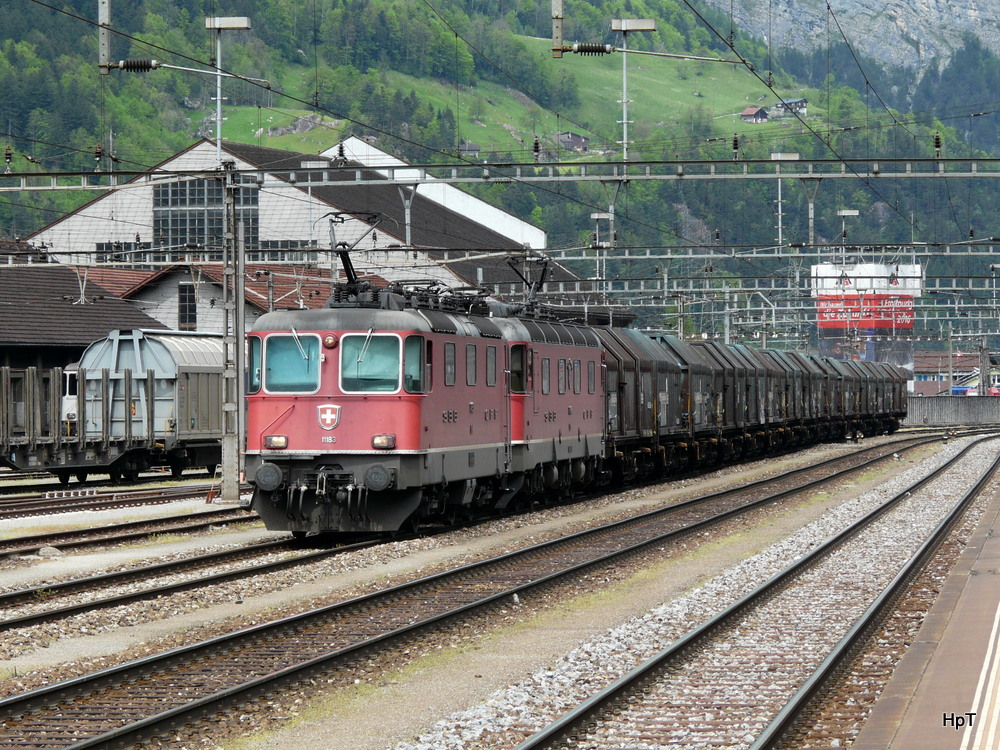 SBB - Gterzug mit Re 4/4  11183 und Re 6/6 11634 im Bahnhof von Erstfeld am 08.05.2012