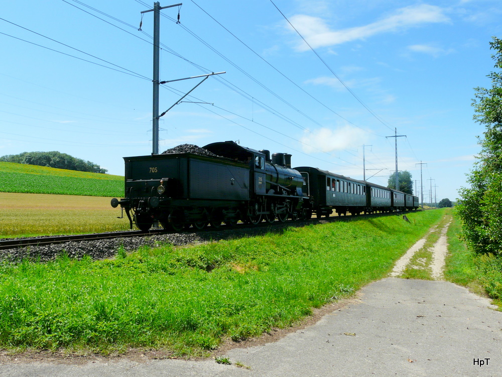 SBB Historic - 10 Jahre Stiftung Historisches Erbe SBB / Drei-Seen Jubilumsfahrt der A 3/5 705 mit ihrer historischen Wagenkomposition unterwegs von Murten nach Kerzers in die Mittagspause am 25.06.2011