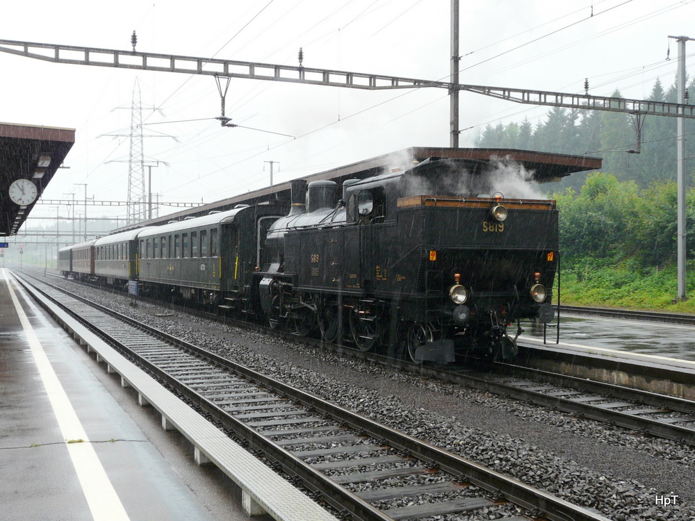 SBB Historic - Dampfextrazug mit der Eb 3.5 5819 bei Regen im Bahnhof von Othmarsingen am 20.06.2010