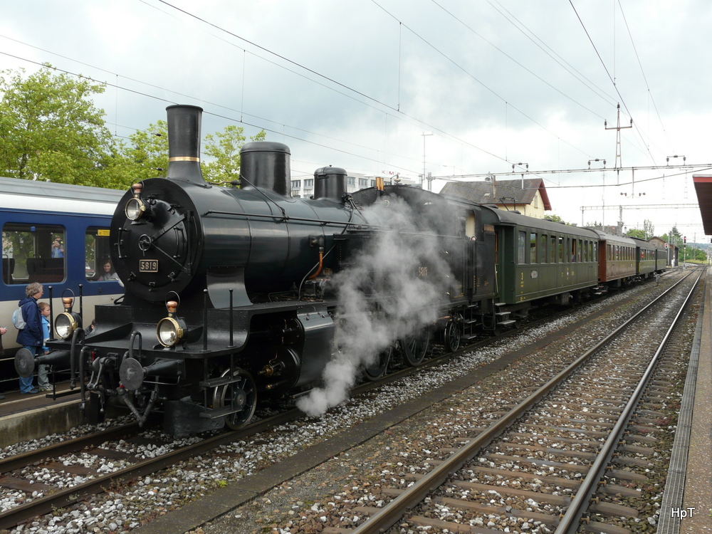 SBB Historic - Dampfextrazug mit der Eb 3.5 5819 im Bahnhof von Wettigen am 20.06.2010