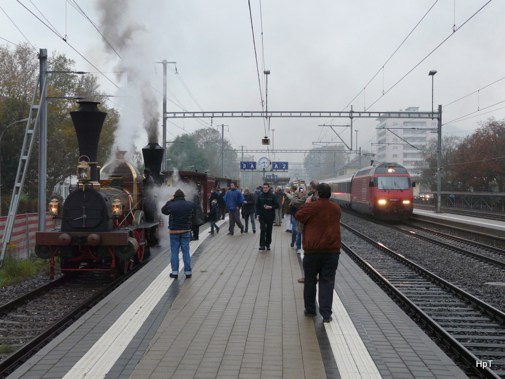 SBB Historic - Dampfextrazug mit den Loks Limmat und Genf von Biel nach Solothurn - Bren an der Aare unterwegs am 16.010.2010 im Bahnhof Grenchen Sd Gleis 3 im Gleis 1 IR nach Zrich mit 460 044-1 ..