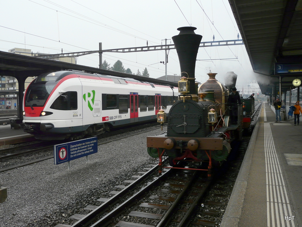 SBB Historic - Dampfextrazug mit den Loks Limmat und Genf von Biel nach Solothurn - Bren an der Aare unterwegs am 16.010.2010 im Bahnhof Solothurn bei Rangierfahrt im Gleis 5 Triebzug RABe 5201 008-3
