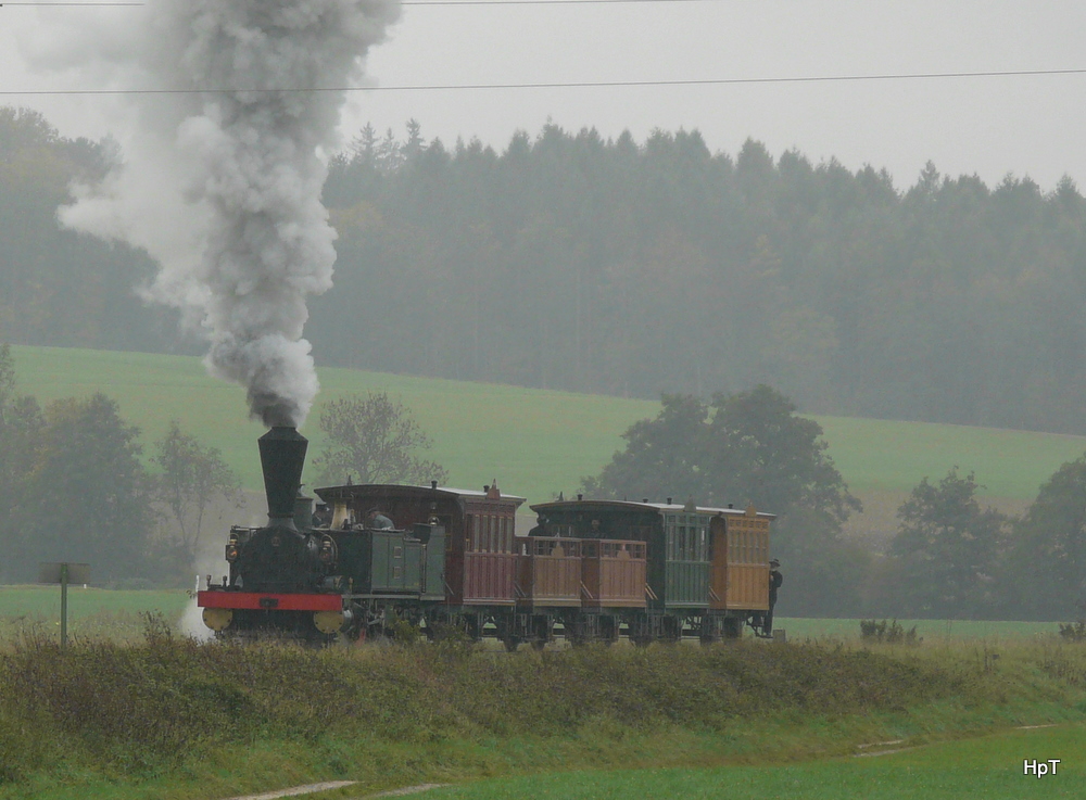 SBB Historic - Dampflok Ec 2/5  28 Genf an einem verregneten Sontag bei einer Extrfahrt unterwegs bei Rti bei Bren am 16.10.2010