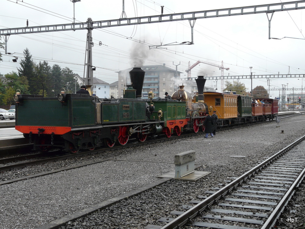 SBB Historic - Dampflok Ec 2/5 28 Genf zusammen mit Lok D 1/3 Limmat an einem verregneten Sontag bei einer Extrafahrt in Solothurn nach Bren an der Aare am 16.10.2010

