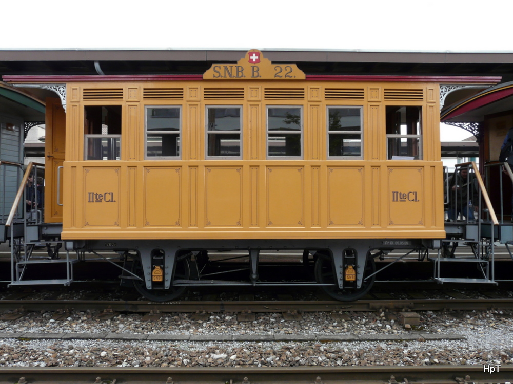 SBB Historic - Personenwagen 2 Kl. B 22 im Bahnhof Lyss am 26.09.2010 .. Fotostandpunkt ffentliche Strasse .. 