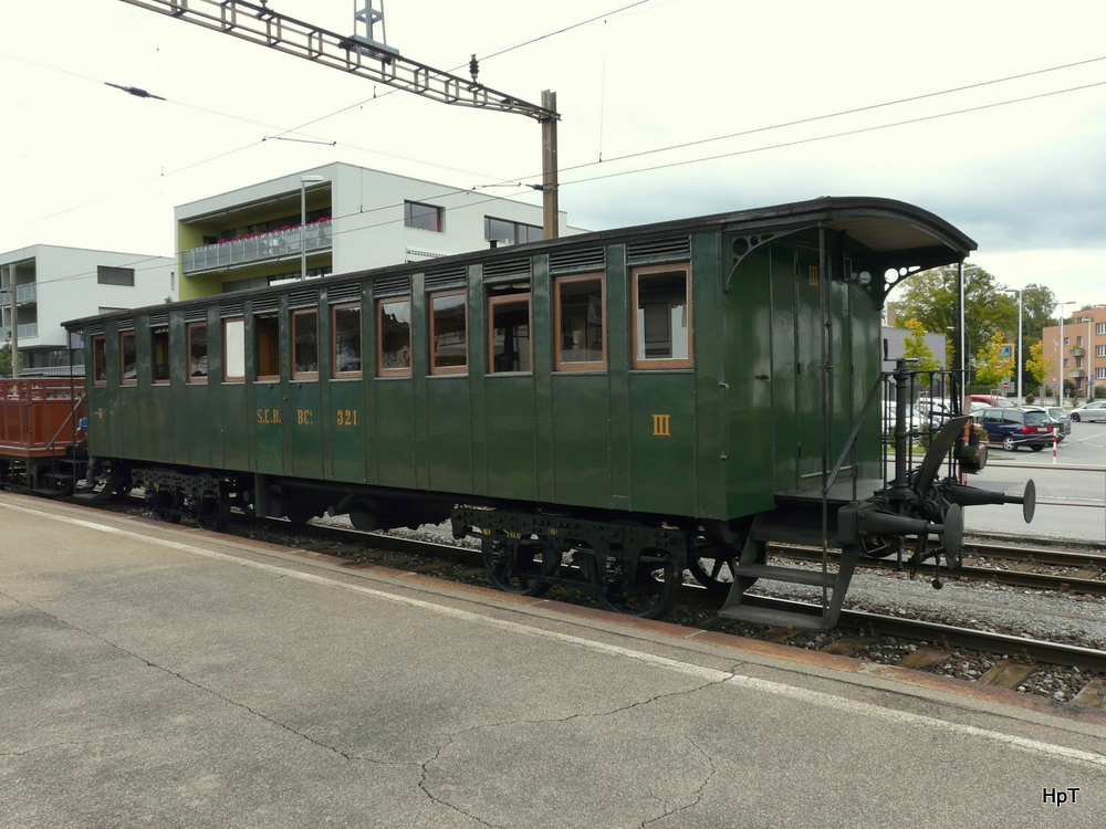 SBB Historic - Personenwagen 2+3 Kl  BC 321 im Bahnhof Lyss am 26.09.2010 .. 
