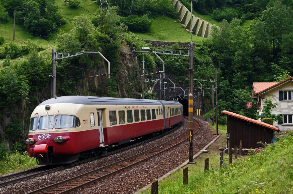 SBB HISTORIC: RAe TEE ll 1053 bei Wassen am 15. Juni 2013.
Foto: Walter Ruetsch