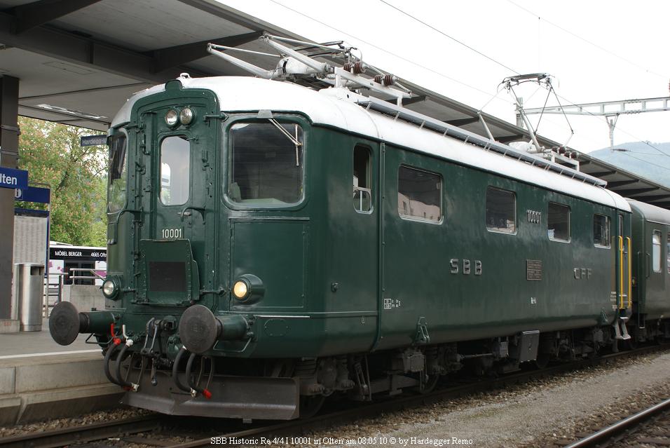 SBB Historic Re 4/4 I 10001 am Schluss des Depot-Bahnhof-Depot Zubringer-Pendelzuges.
Olten 08.05.10