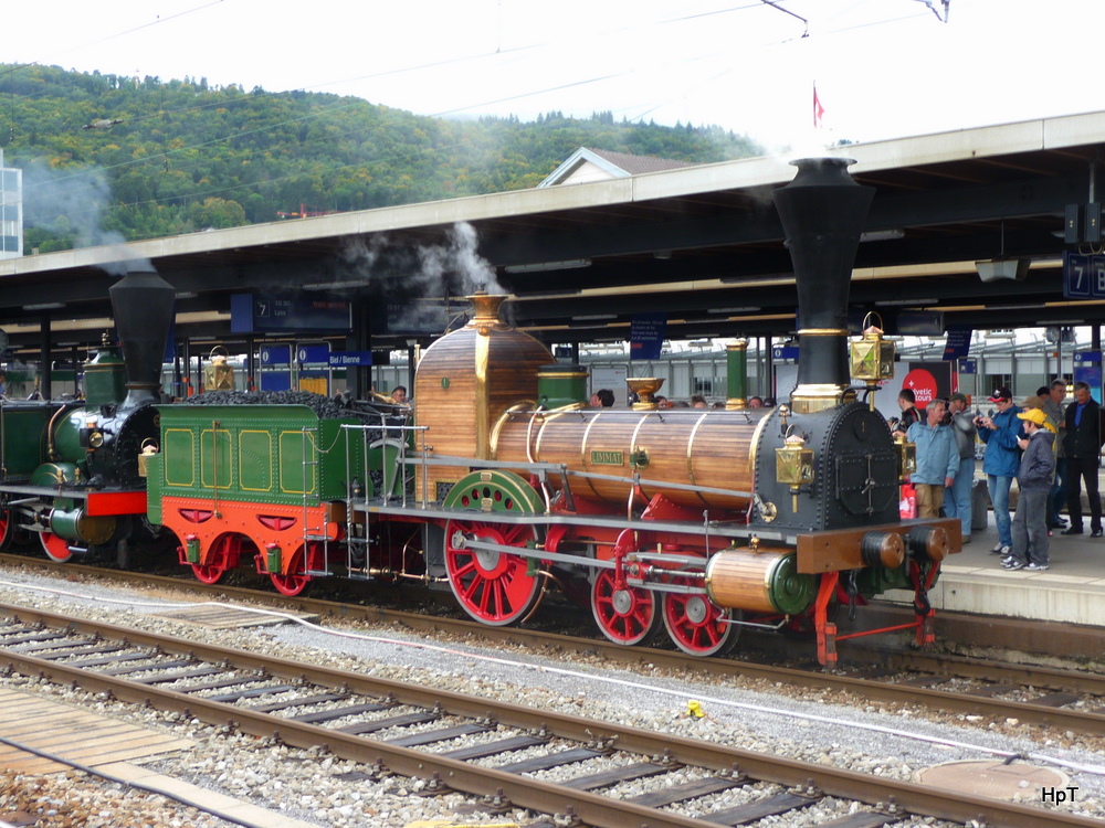 SBB Historic - Zur Feier von 150 Jahre Eisenbahn am Jurabogen ist die Dampflok D 1/3 1 Limmat im Bahnhof Biel vor einem Extrazug nach Lyss am 25.09.2010