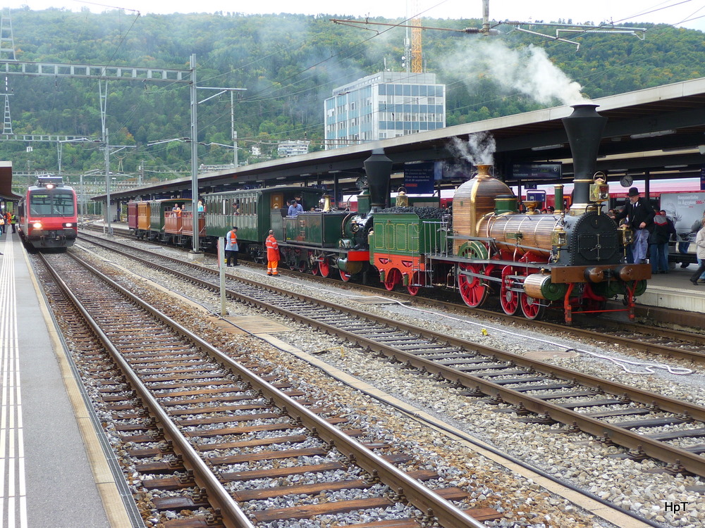 SBB Historic - Zur Feier von 150 Jahre Eisenbahn am Jurabogen ist die Dampflok D 1/3 1 Limmat und die Dampflok Ec 2/5 28 Genf im Bahnhof Biel vor einem Extrazug nach Lyss am 25.09.2010