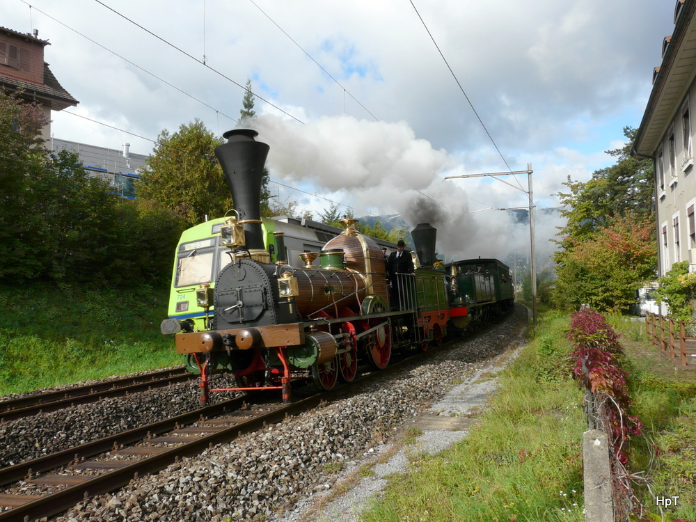 SBB Historic - Zur Feier von 150 Jahre Eisenbahn am Jurabogen ist die Dampflok D 1/3 1 Limmat und die Dampflok Ec 2/5 28 Genf unterwegs vor einem Extrazug nach Lyss am 26.09.2010