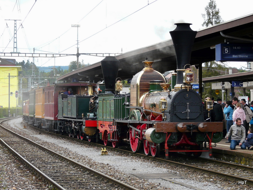 SBB Historic - Zur Feier von 150 Jahre Eisenbahn am Jurabogen ist die Dampflok D 1/3 1 Limmat und die Dampflok Ec 2/5 28 Genf im Bahnhof Lyss vor einem Extrazug nach Biel am 26.09.2010