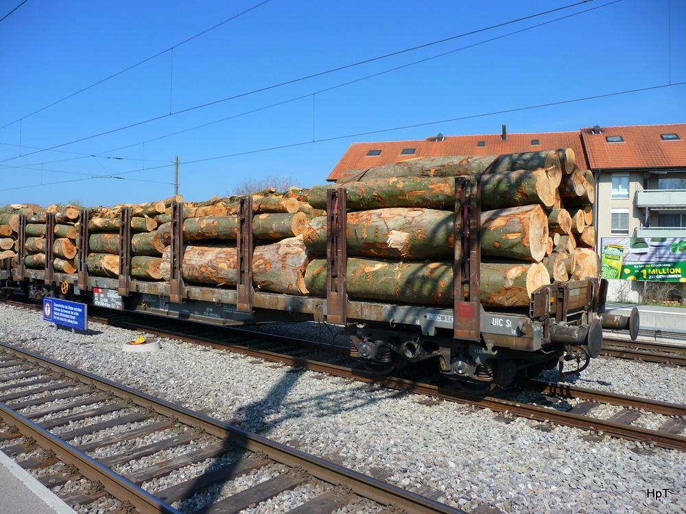 SBB - Holztransportwagen Typ Sps 31 85 471 8 048-4 in Kerzers am 28.03.2012